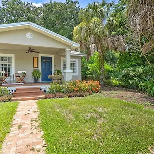 Central Point With Outdoor Lounge! Holiday home Tampa